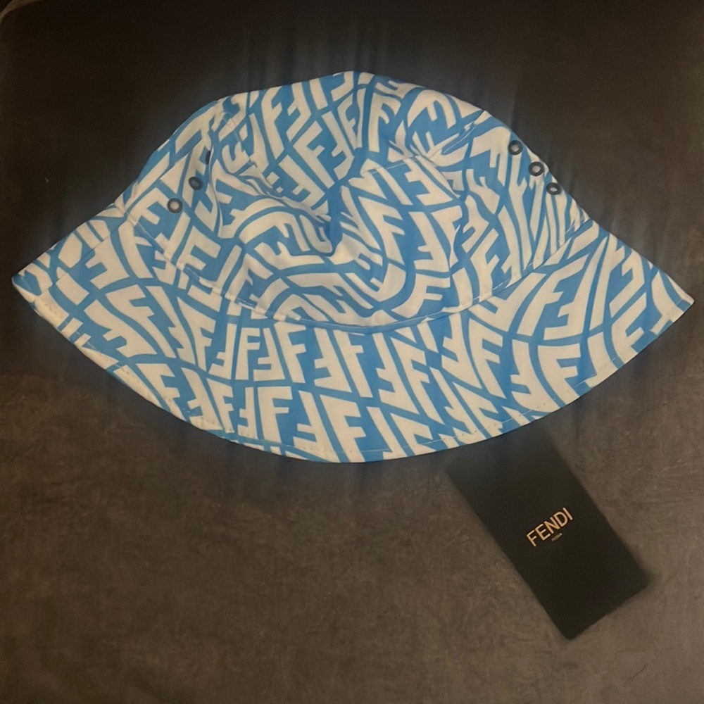 FENDI BUCKET HAT (size small)